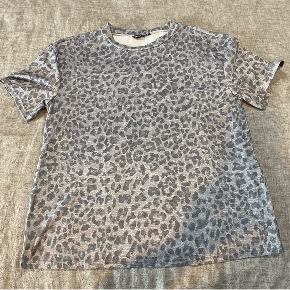 SHEIN Cheetah Print Short Sleeve Crew Neck Gray Tee Size Small - Picture 3 of 8